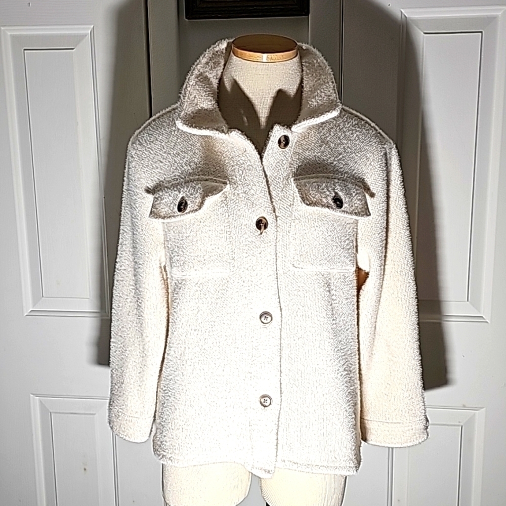 Old Nave shacket.  Cream color.   button-down XL‎ (14-16) pockets.